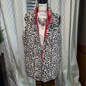NWOT Maurice’s Reversible Leopard/Red Vest Jacket. ♥️🐆